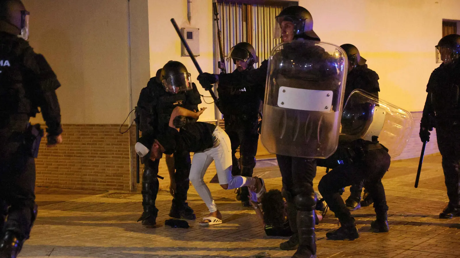 تصاعد الخطاب المُعادي للهجرة بعد اشتباكات عنيفة في إسبانيا