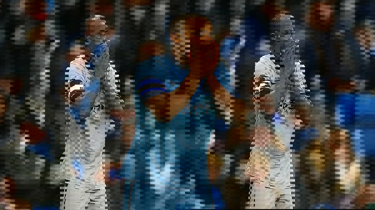 كومباني يدعم جون ستونز مدافع مانشستر سيتي للرد على المنتقدين