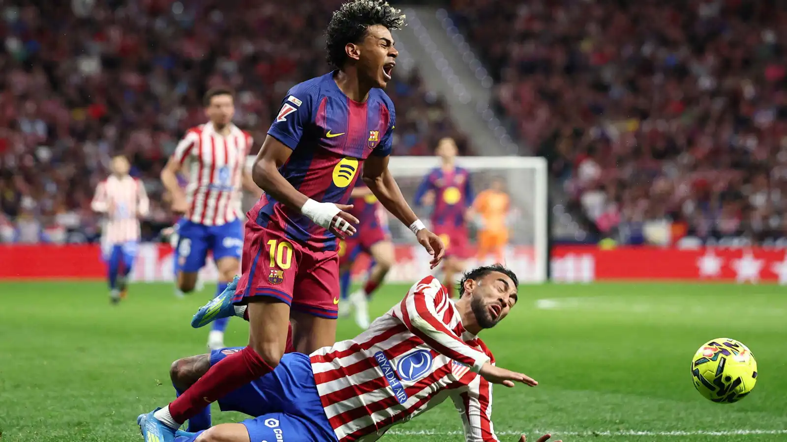 توتر داخل غرفة الملابس.. كيف استنزف سيميوني فريق برشلونة قبل موقعة دوري الأبطال؟