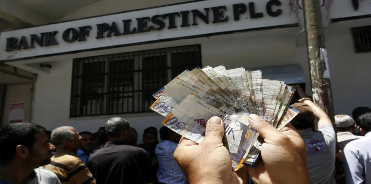 غضب في غزة بسبب خفض وتأخير أجور موظفي السلطة الفلسطينية