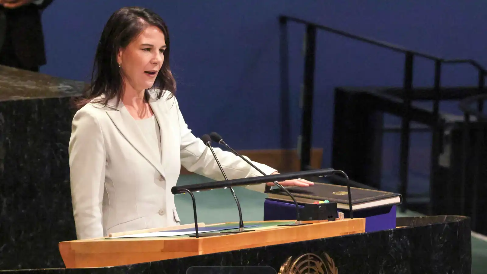 بعد 75 رَجلا.. بيربوك تكسر "السقف الزجاجي" للأمم المتحدة