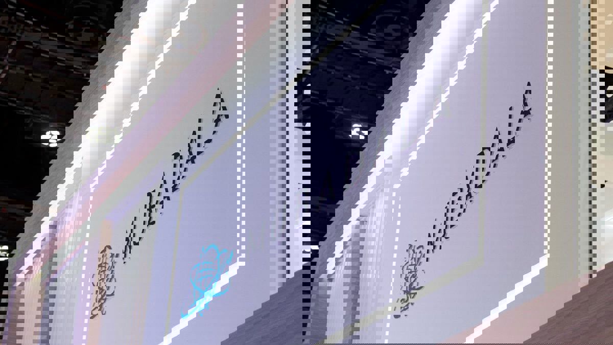 "رويترز": "مبادلة" الإماراتية تجري محادثات لشراء مجموعة "فورتريس"