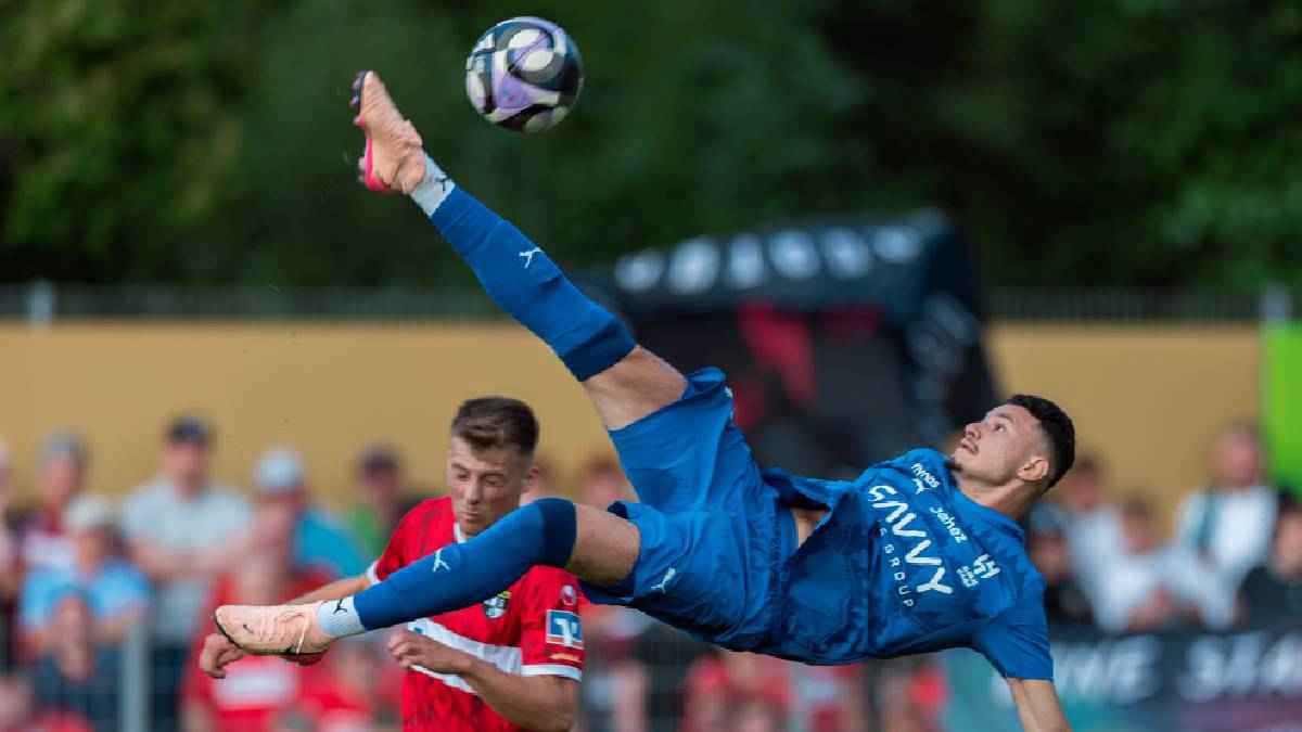 نجم الهلال يقلد كريستيانو رونالدو بـ "مقصية خيالية" (فيديو)