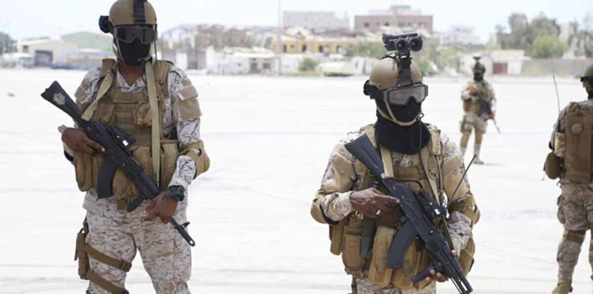 بالصور.. جنود سعوديون وإماراتيون وبحرينيون يتبرعون بالدم لضحايا مسجد قصفه الحوثيون في مأرب