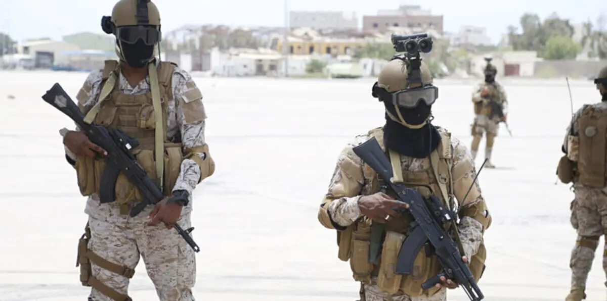 بالصور.. جنود سعوديون وإماراتيون وبحرينيون يتبرعون بالدم لضحايا مسجد قصفه الحوثيون في مأرب