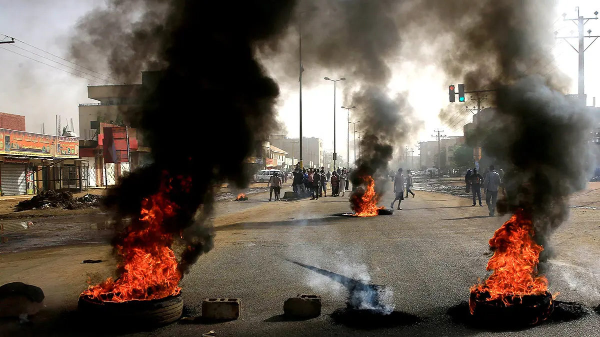 عصيان مدني يشل الخرطوم وقوات الأمن تتصدى للمتظاهرين (صور وفيديو)