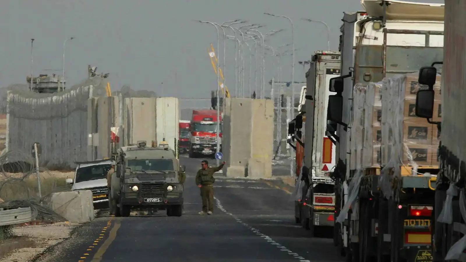 بعد شقيق رئيس "الشاباك".. اتهام ضابط آخر بتهريب بضائع إلى غزة