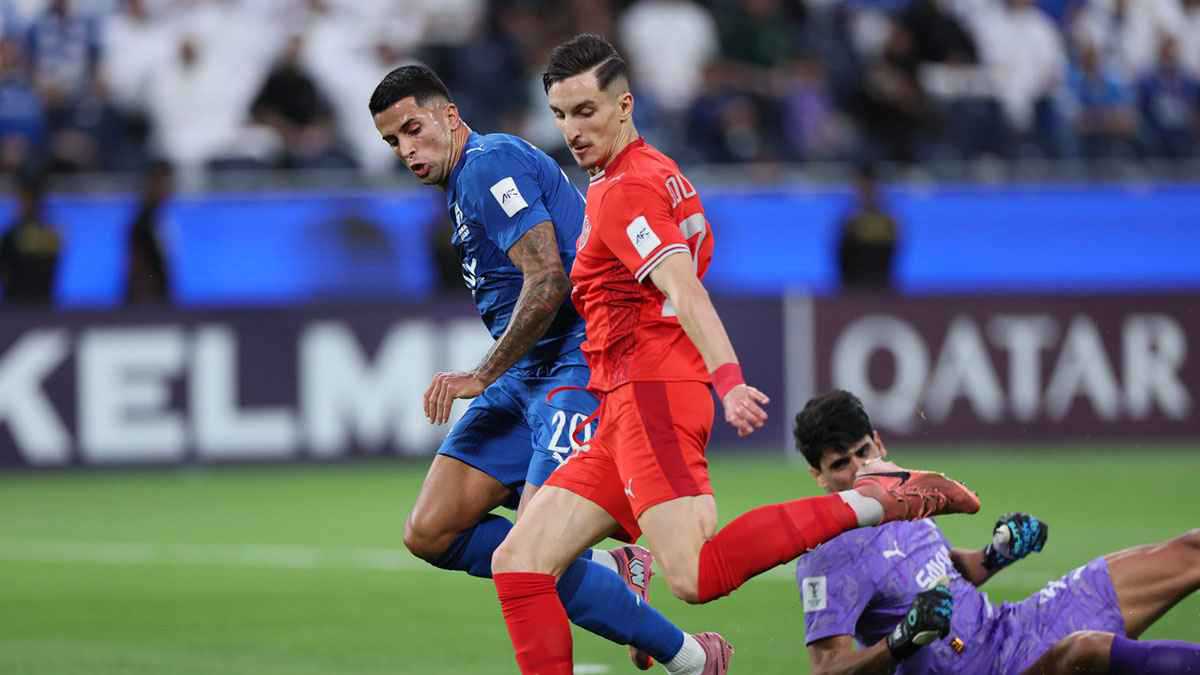 التقييم والإحصائيات.. ماذا قدّم الجزائري عادل بولبينة أمام الهلال؟