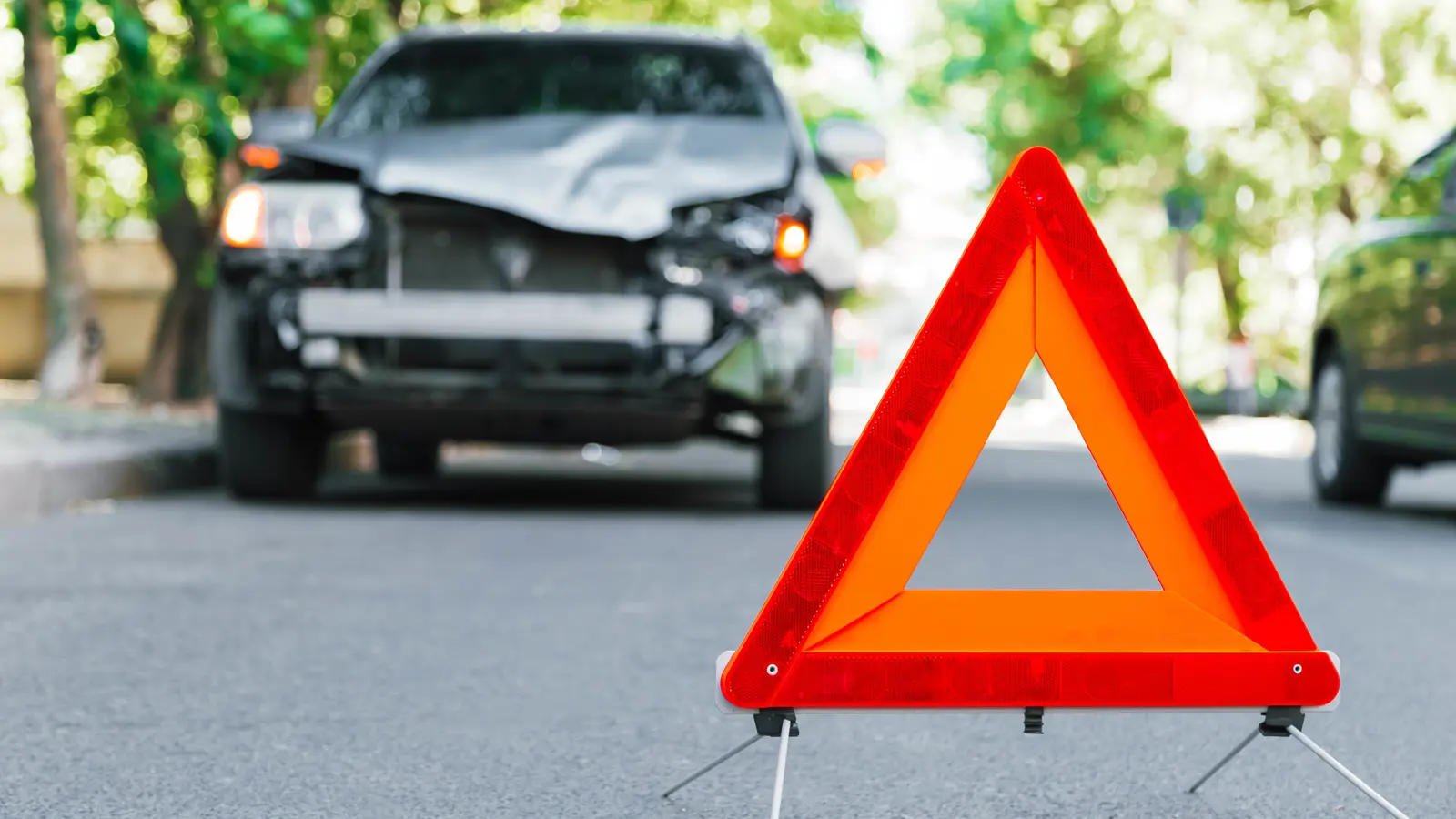 بث مباشر يتسبب بحادث سيارة لامرأة وينقذها من الموت (فيديو)