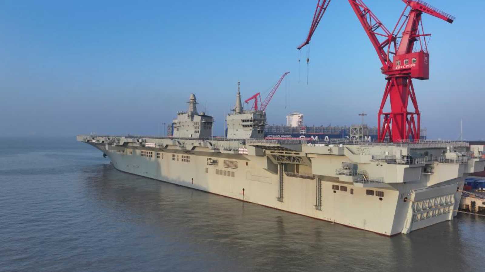 السفينة الصينية الهجومية "سيتشوان" تجري أولى تجاربها البحرية