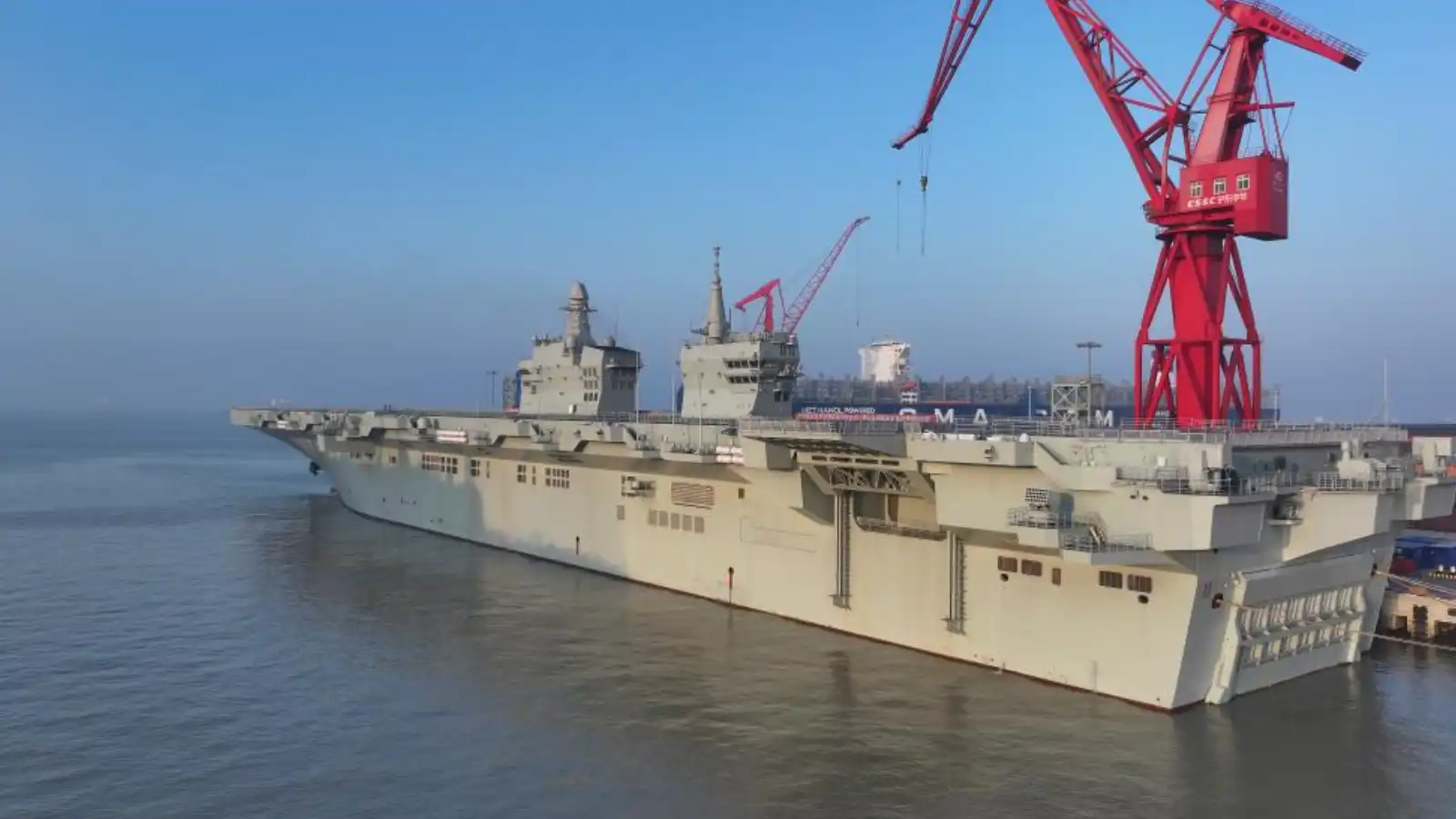 السفينة الصينية الهجومية "سيتشوان" تجري أولى تجاربها البحرية