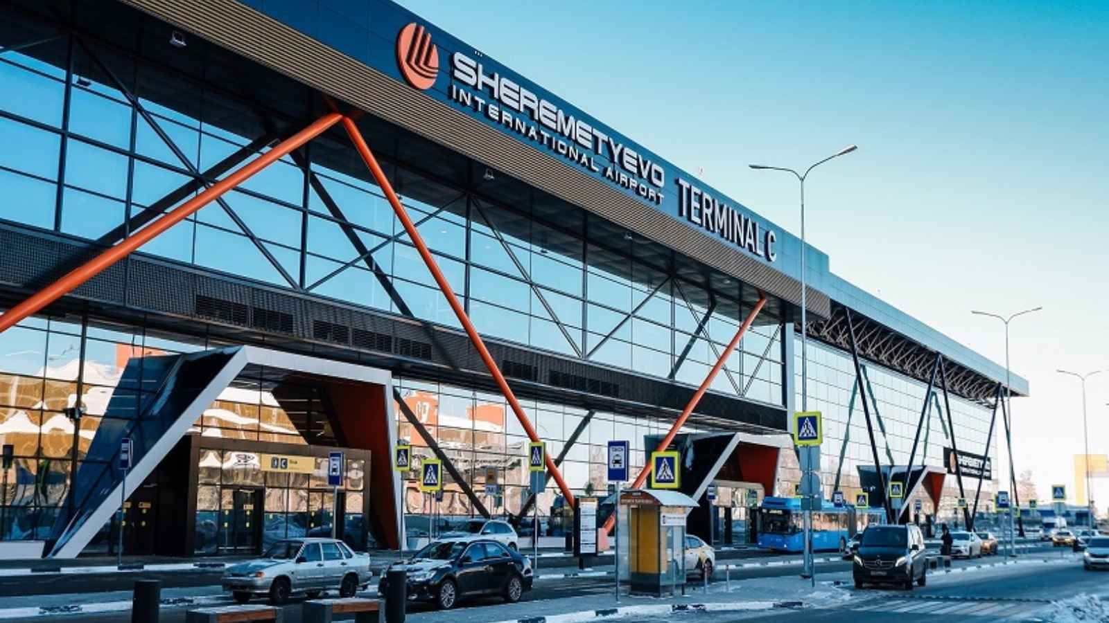 مسافر "إسرائيلي-بيلاروسي" يحاول قتل طفل في مطار (فيديو)