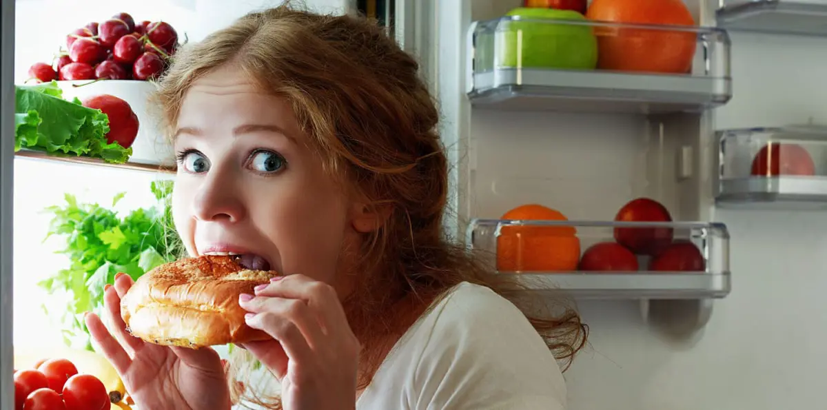 دراسة: تناول الطعام على انفراد يعرضك لمتلازمة التمثيل الغذائي