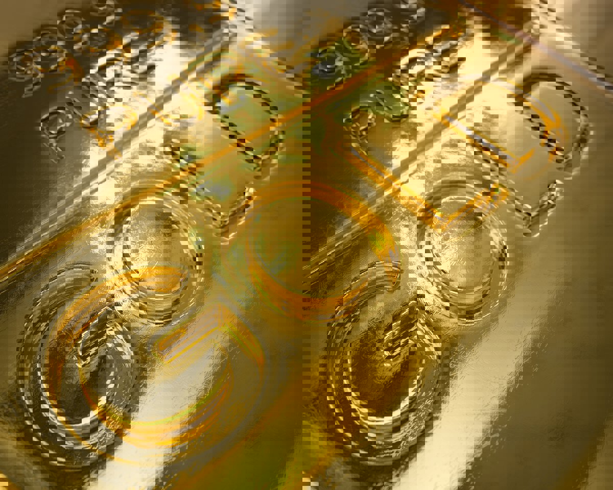 بمناسبة عيد الحب.. فستان مصنوع من الذهب للبيع في الكويت (فيديو)