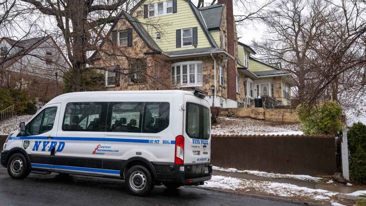 أم تترك أطفالها يعيشون في ظروف "مرعبة" لـ5 سنوات (صور)