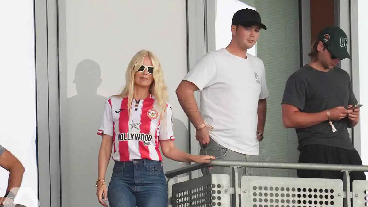 لماذا ظهرت أكثر امرأة إثارة في العالم بقميص ناد إنجليزي؟ (صور)