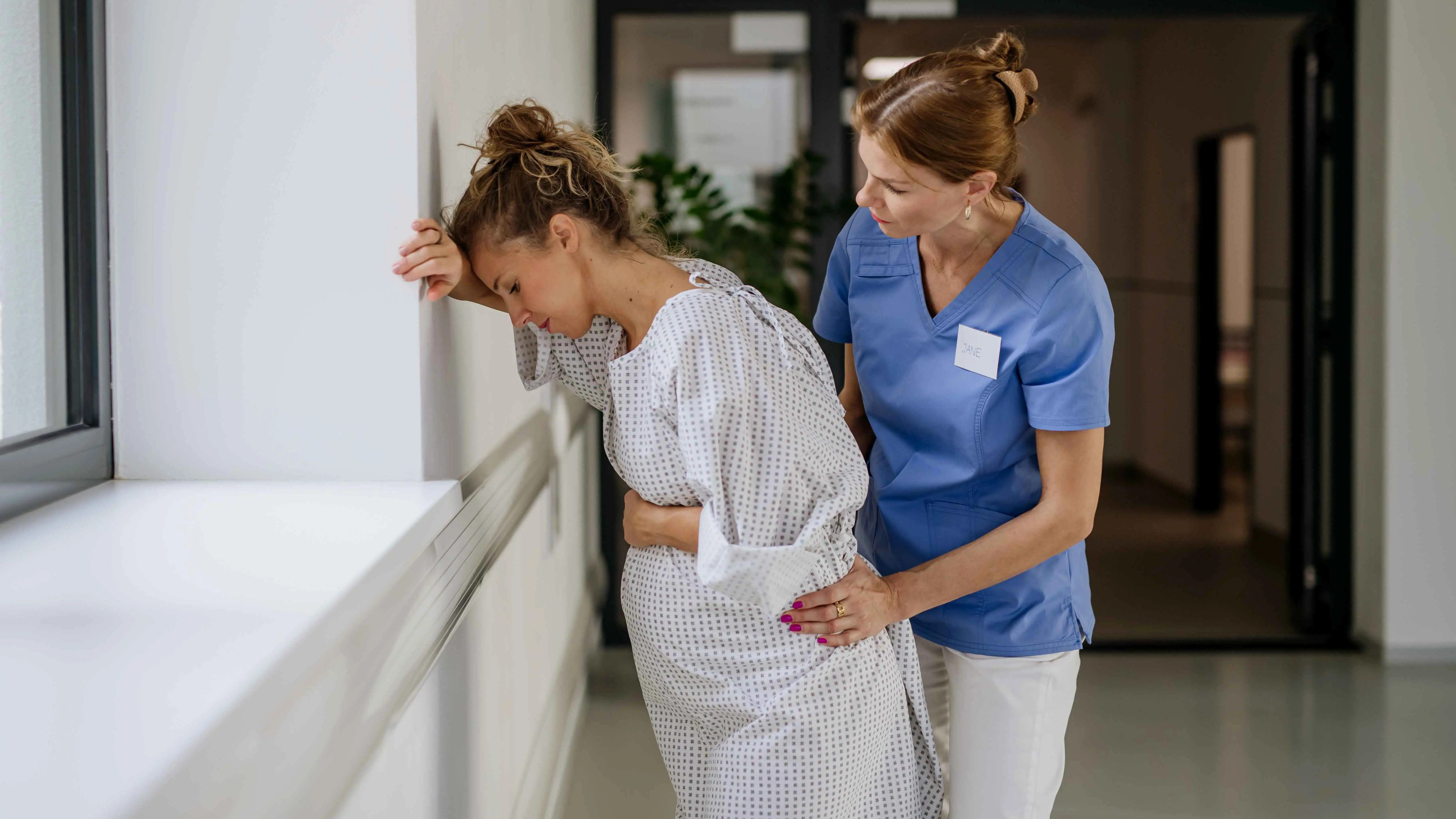 "كرون" والحمل.. ما يجب عليك اتباعه لولادة آمنة