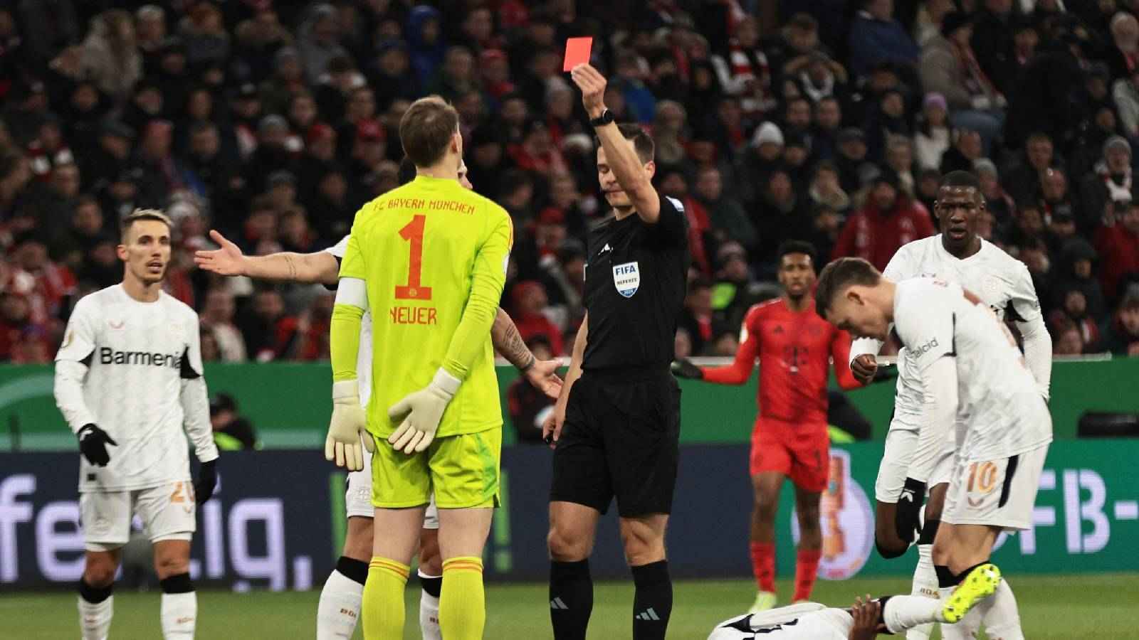 لأول مرة خلال مسيرته.. طرد مانويل نوير يشعل موقعة بايرن ميونخ وليفركوزن