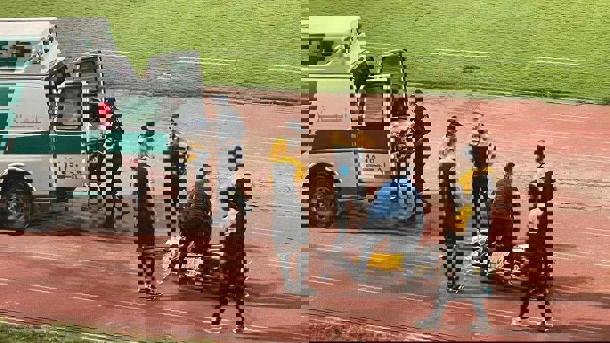 أحمد الرياحي نجم القادسية يُنقل إلى المستشفى بعد تدخل قوي من مبارك سعيد لاعب كاظمة (فيديو)