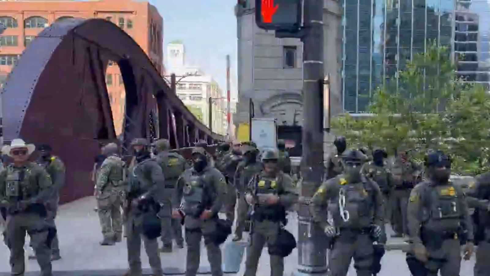 الهراوات تطارد المهاجرين.. ترامب يشعل شيكاغو وسط انتفاضة الحقوقيين