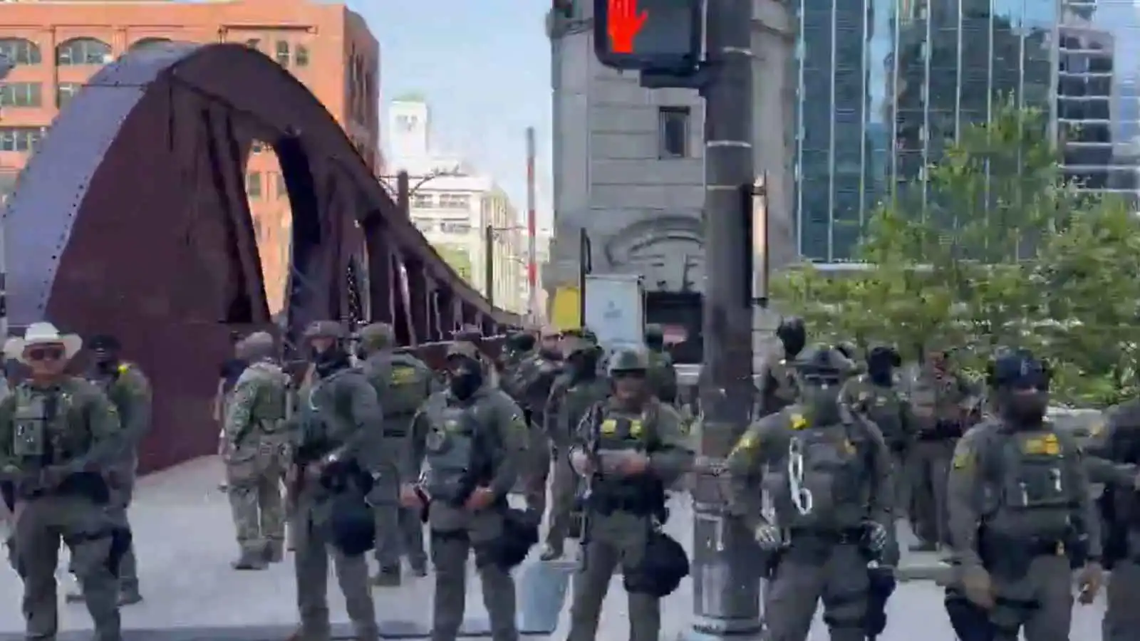 الهراوات تطارد المهاجرين.. ترامب يشعل شيكاغو وسط انتفاضة الحقوقيين