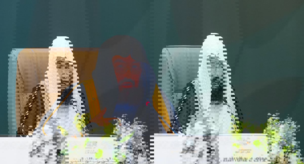 إمام الحرم المكي السديس يطلب "إندومي" من وفد إندونيسي (فيديو)