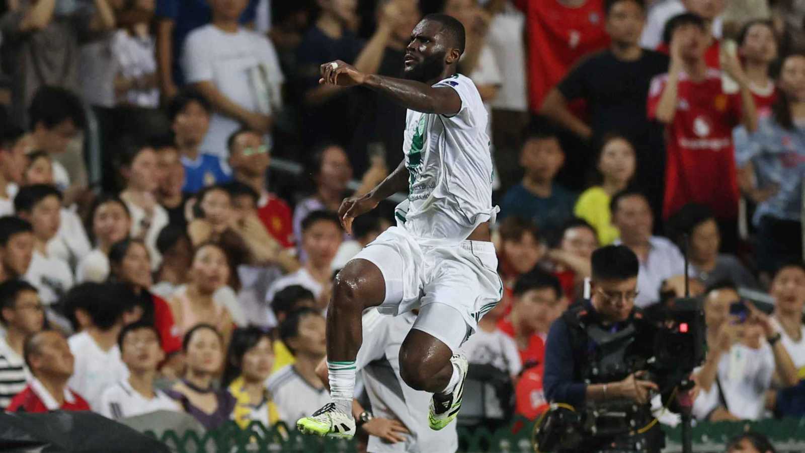 الأهلي يتوج بكأس السوبر السعودي في نهائي مثير على حساب النصر (فيديو)