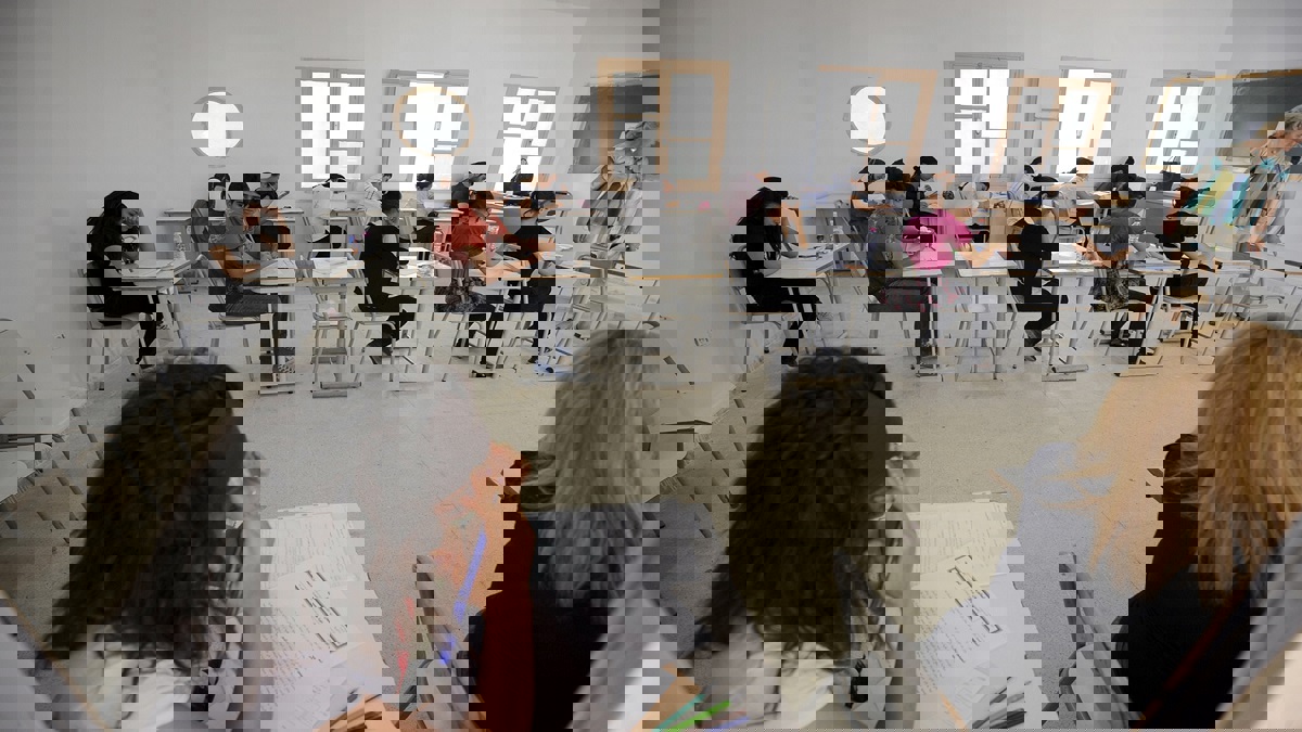 ضبط 8 شبكات تبيع معدات للغش خلال الامتحانات بتونس