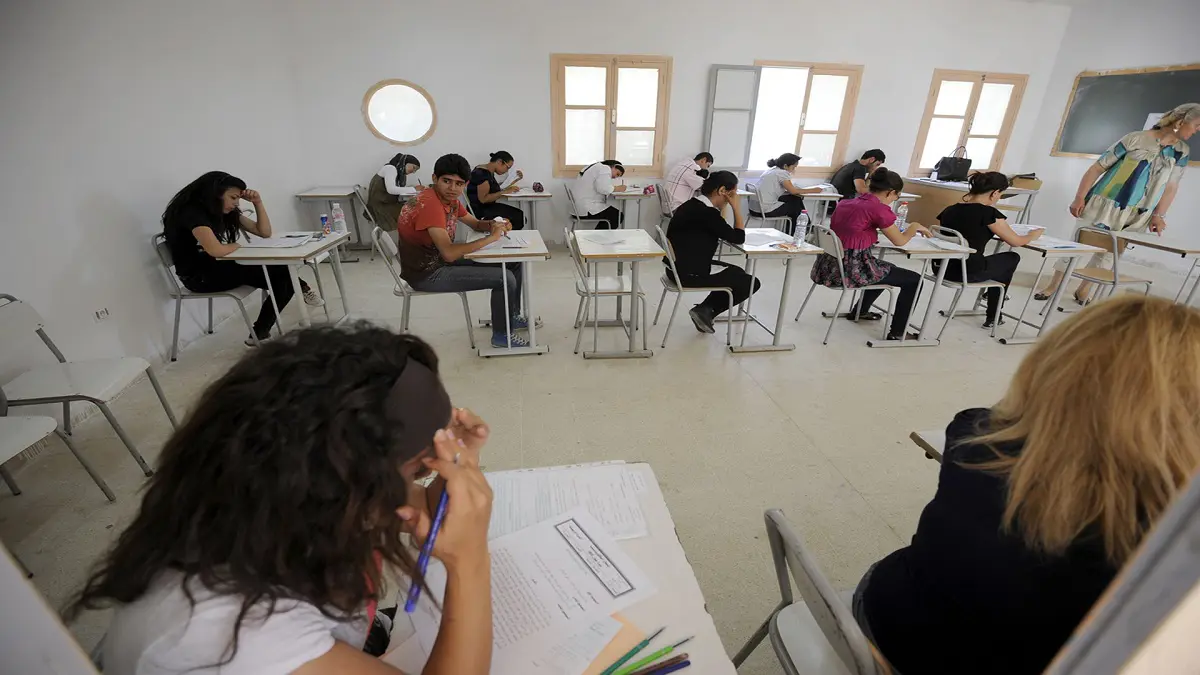 ضبط 8 شبكات تبيع معدات للغش خلال الامتحانات بتونس