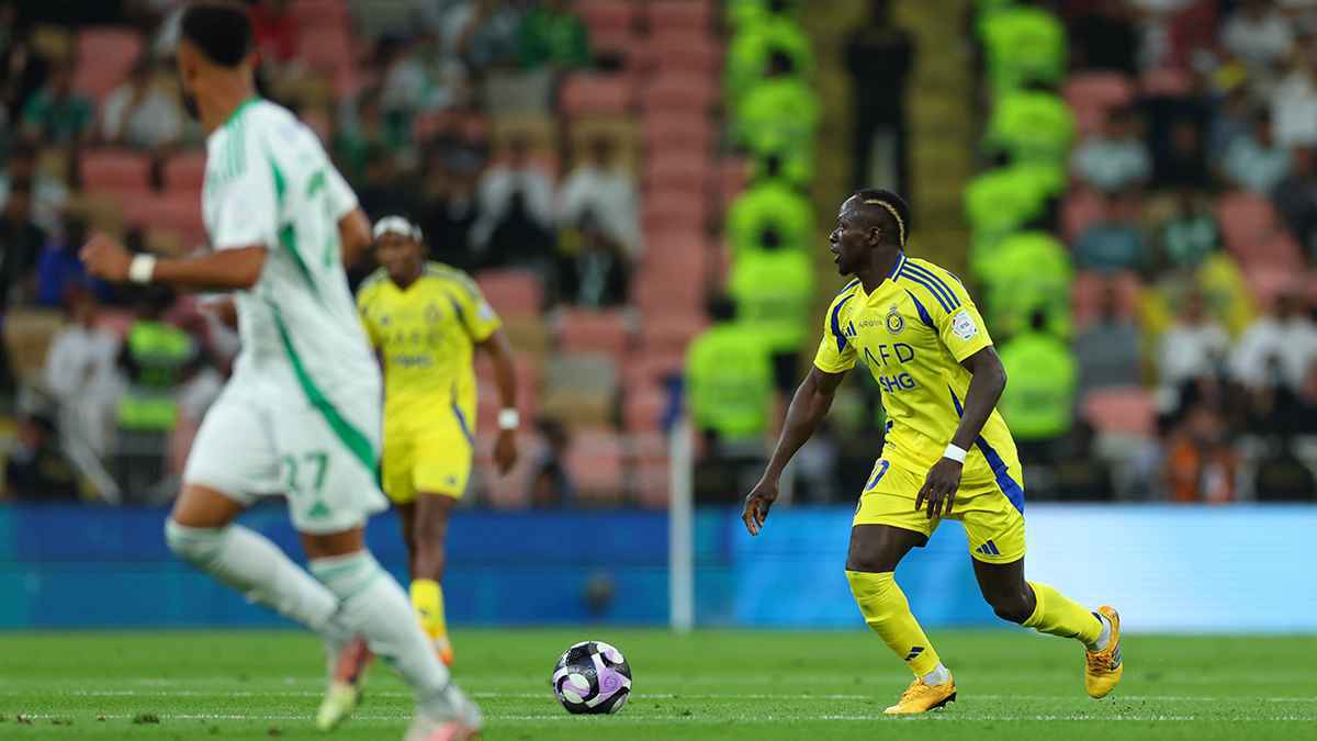 تدخل عنيف من ساديو ماني على رياض محرز (فيديو)