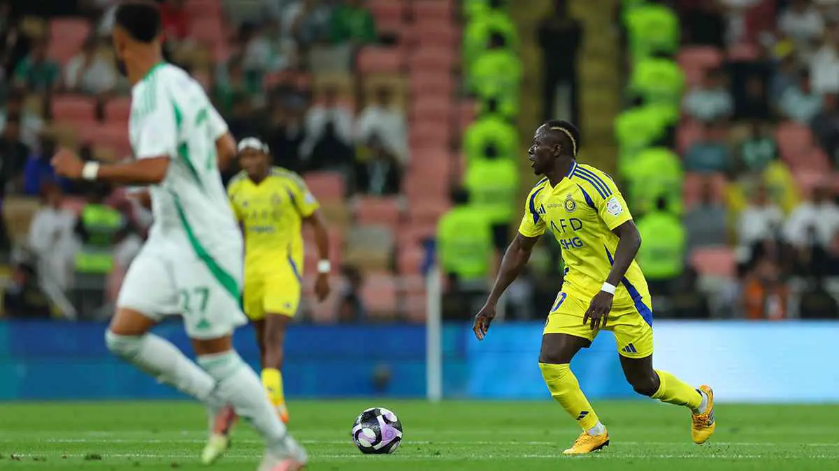 تدخل عنيف من ساديو ماني على رياض محرز (فيديو)