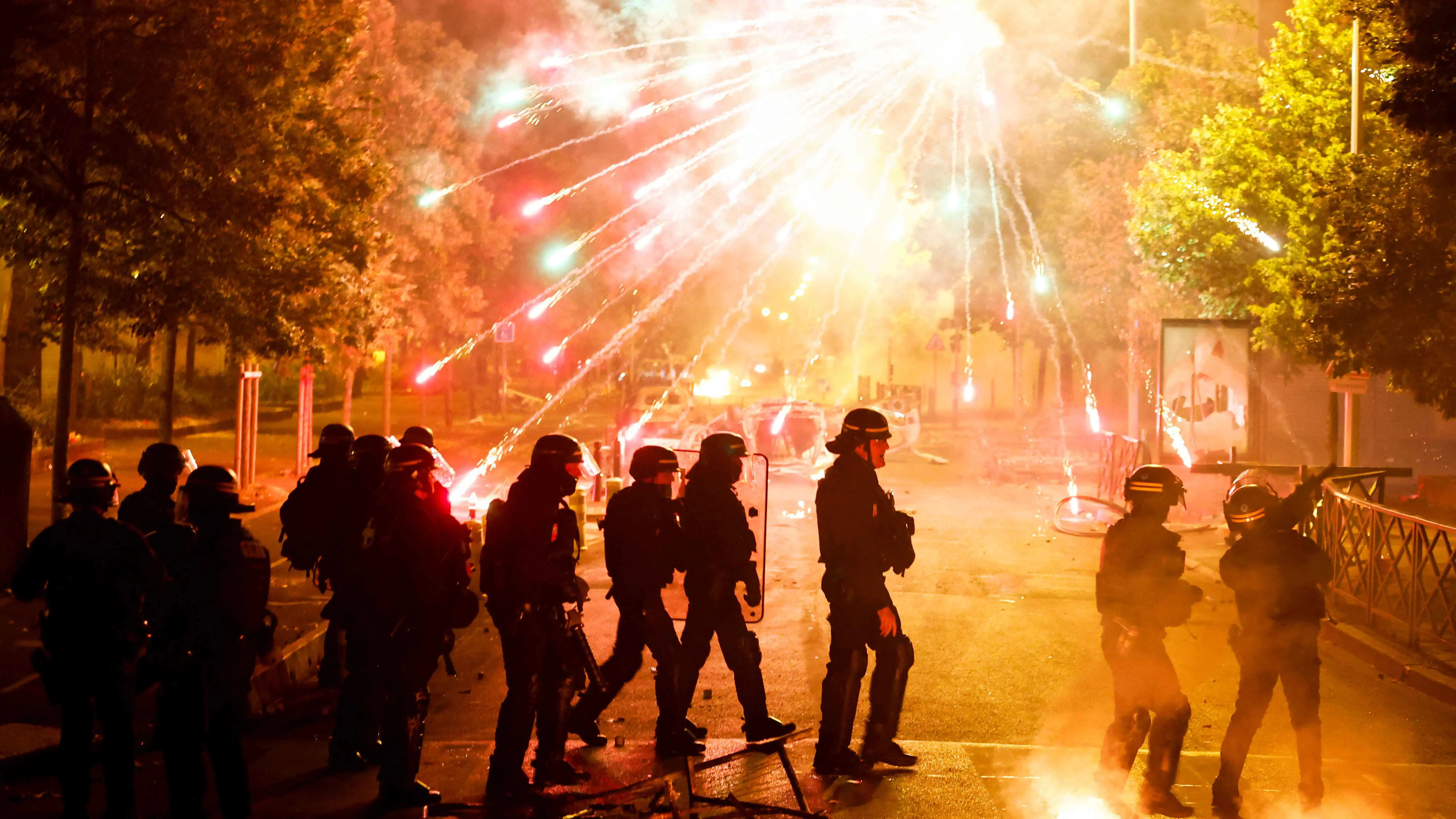 انتخابات فرنسا.. محلات ليون تتحصن خوفًا من "ليلة ساخنة"