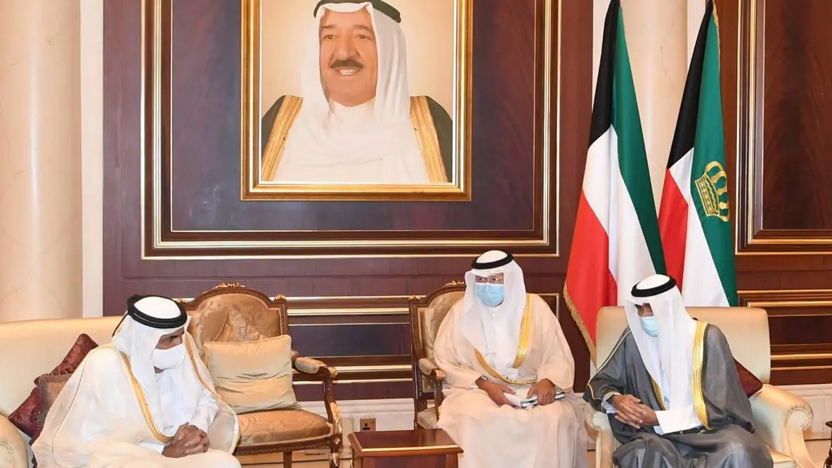 أمير قطر السابق يقدم واجب العزاء بوفاة الشيخ صباح الأحمد الصباح