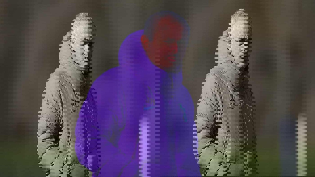 مورينيو يقود تدريب مجموعة من لاعبي توتنهام في حديقة (شاهد)