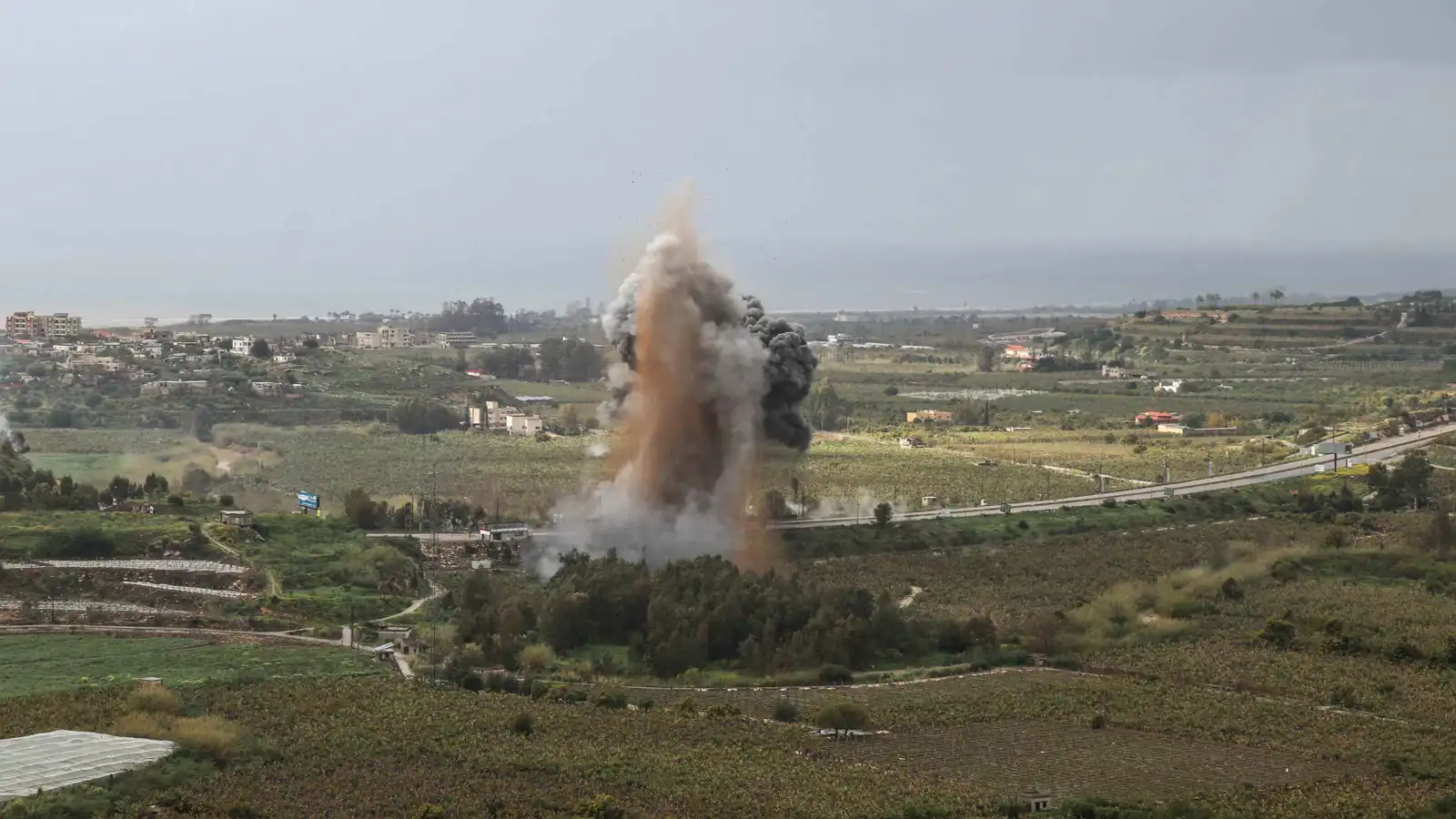 إسرائيل تعلن استهداف محطات وقود في لبنان تُستخدم لتمويل حزب الله