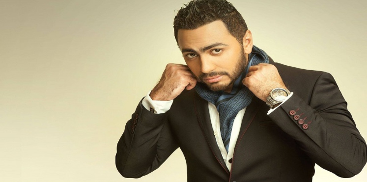 تامر حسني يحقق حلم طفلة معاقة على المسرح (فيديو)