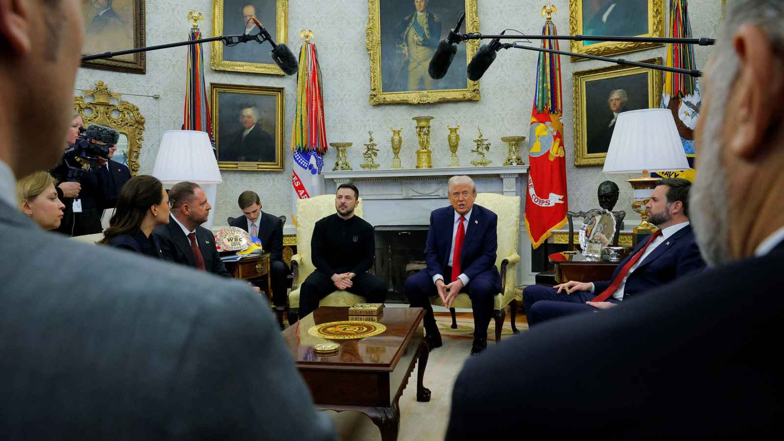 كيف علق الديمقراطيون والجمهوريون على اجتماع ترامب وزيلينسكي؟