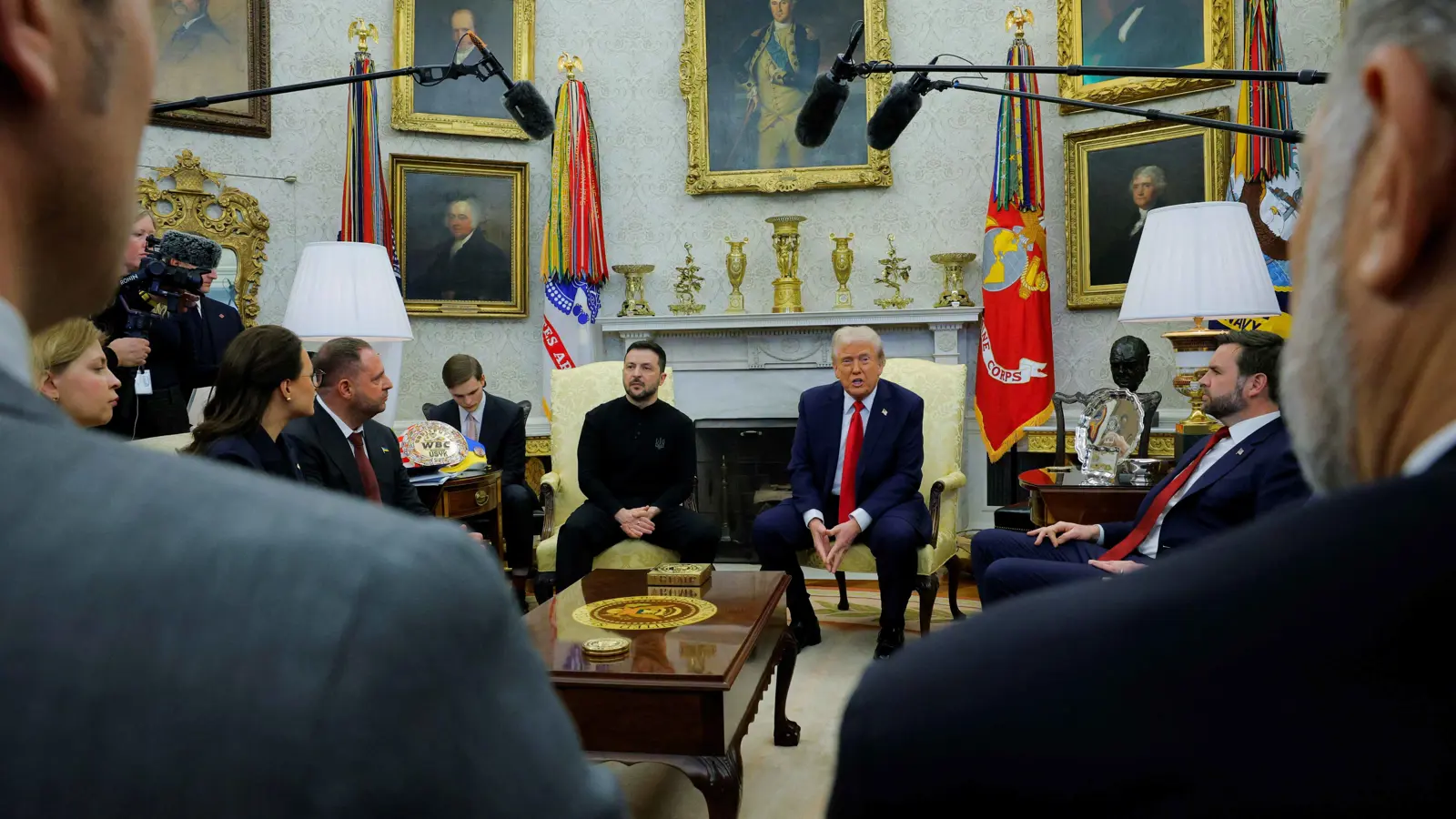 كيف علق الديمقراطيون والجمهوريون على اجتماع ترامب وزيلينسكي؟