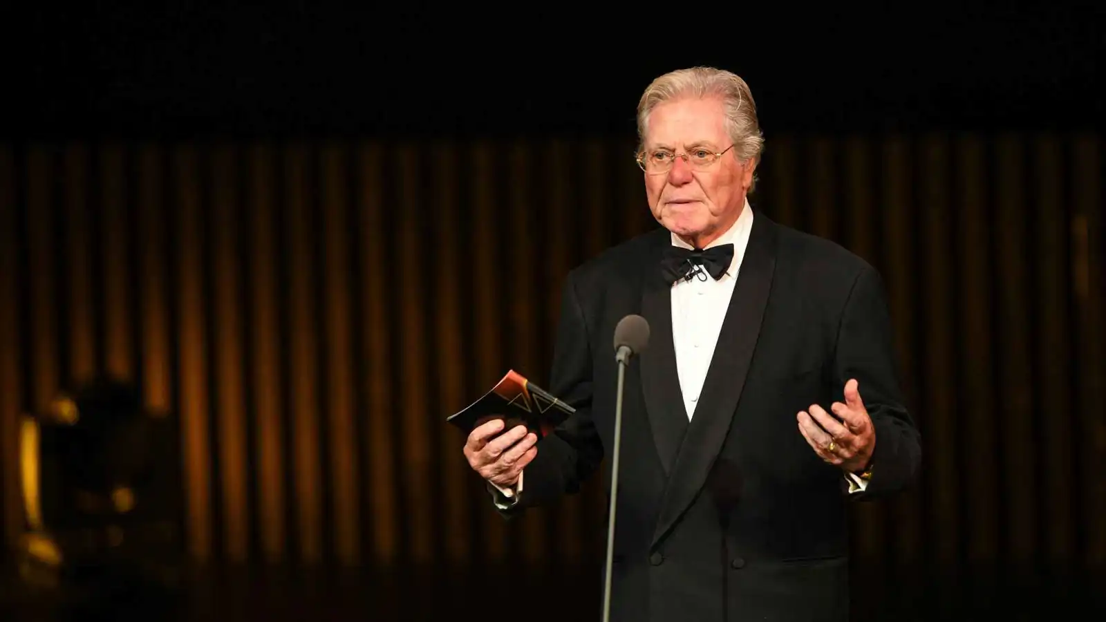 حسين فهمي يكشف معاناة عادل أدهم مع "التلعثم"