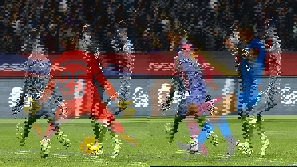 ترتيب الدوري الإسباني: سيرجي روبرتو يقود برشلونة للإفلات من كمين ألميريا