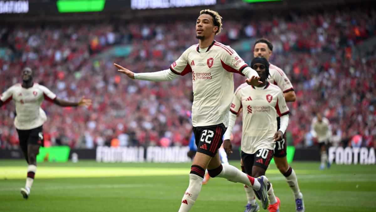 "أقرأ سورة الفلق من أجلك".. مشجع يفاجئ نجم ليفربول (صورة) 