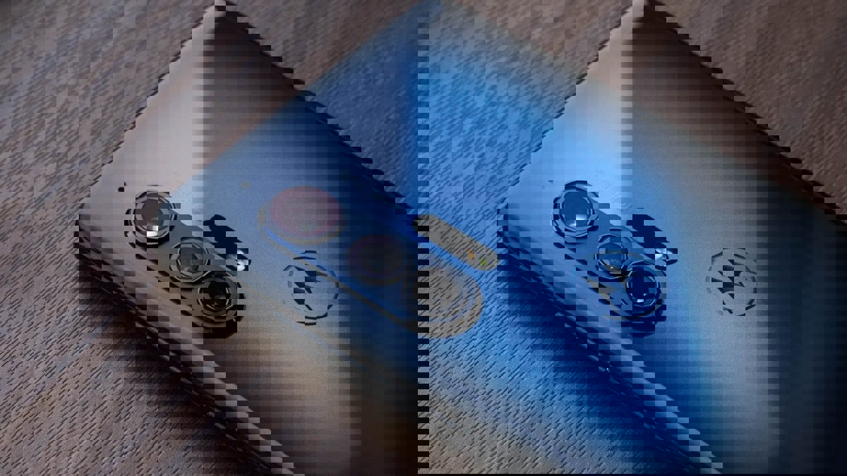 اكتشاف عيب خطير بشاشة موتورولا Edge Plus الجديد (صور)