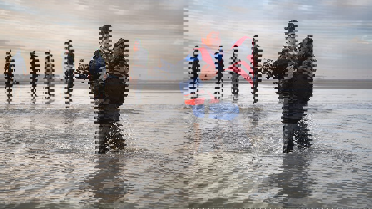 إنقاذ 61 مهاجرًا بينهم أطفال في القنال الإنجليزي