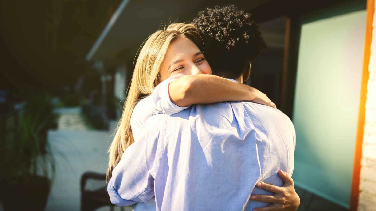 طريقة العناق تكشف خفايا الشخصية ونوع العلاقة