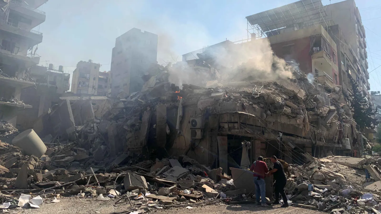 ما أهداف إسرائيل من غاراتها على بيروت والنبطية؟ (فيديو)