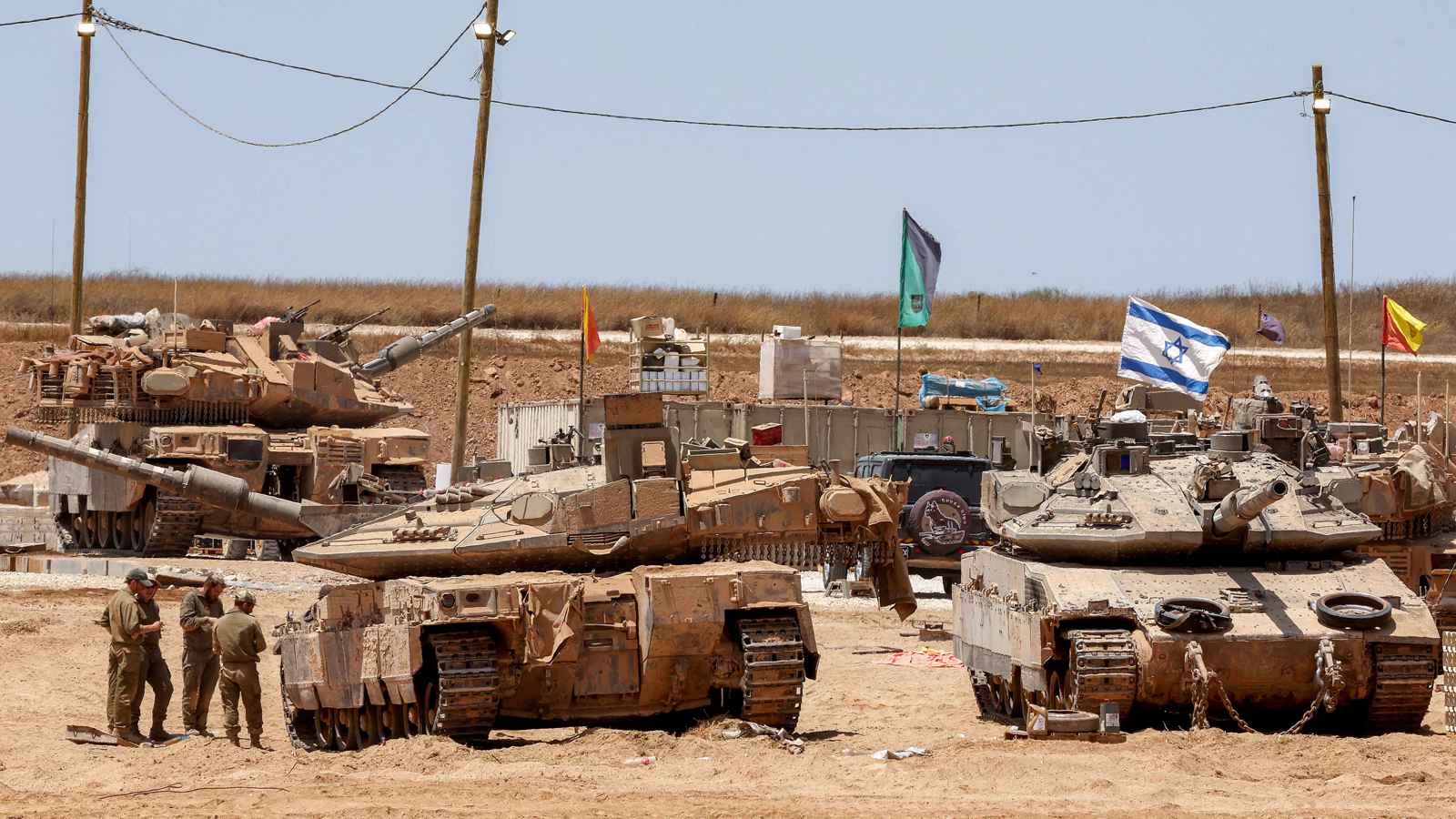 "المونيتور": إسرائيل تخوض "مقامرة خطيرة" بتسليح ميليشيا مناوئة لحماس