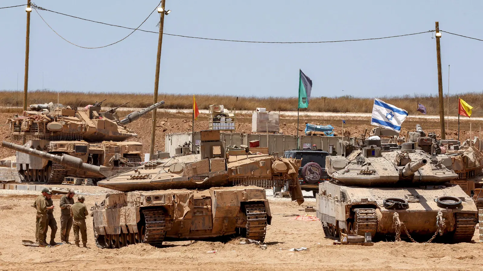 "المونيتور": إسرائيل تخوض "مقامرة خطيرة" بتسليح ميليشيا مناوئة لحماس