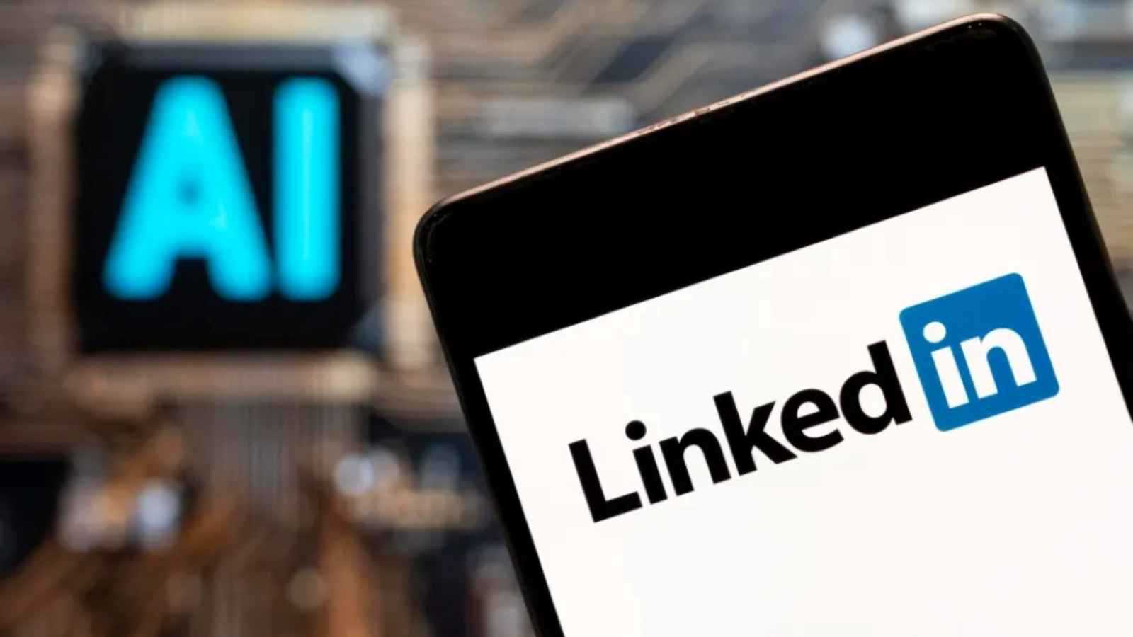 "لينكد إن" تجمع معلوماتك لتدريب الـ AI.. ماذا يمكنك فعله؟