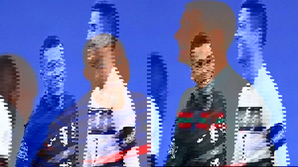 كريستيانو رونالدو يداعب مبابي خلال مباراة فرنسا ضد البرتغال (فيديو)