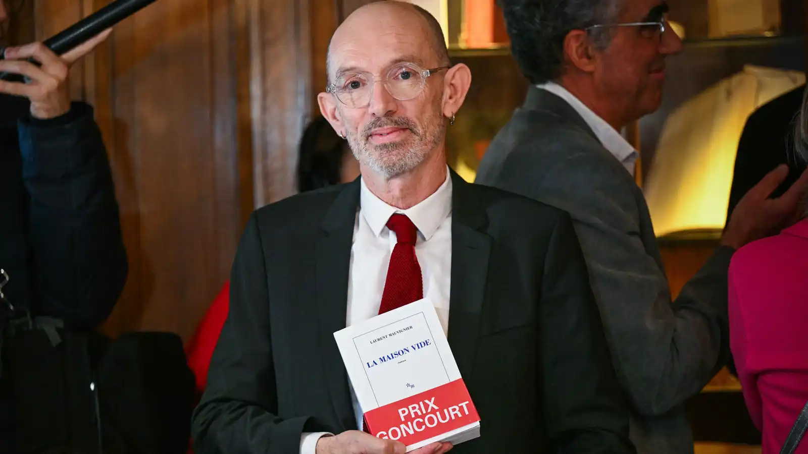 "البيت الفارغ" تمنح لوران موفينييه جائزة "غونكور" العريقة